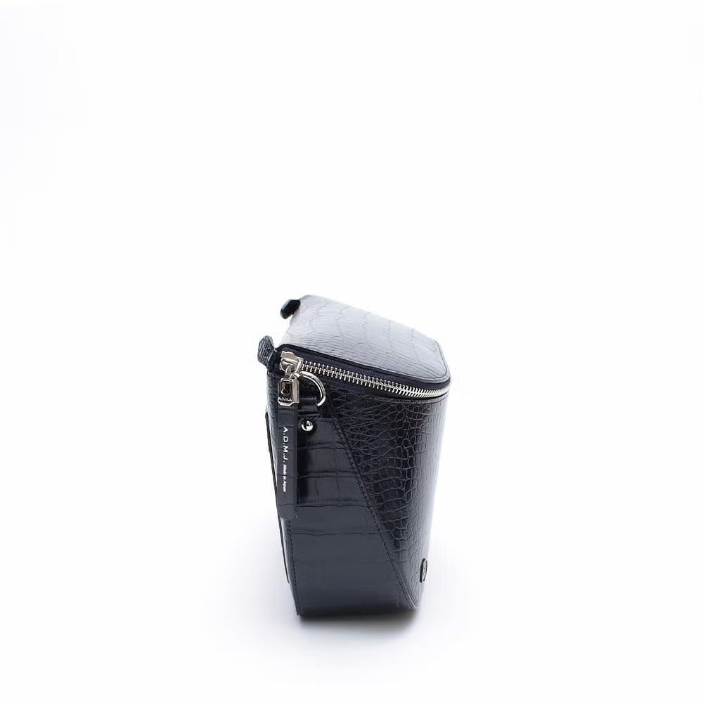 クロコダイル型押しクロスボディバッグ | A.D.M.J.公式オンラインストア
